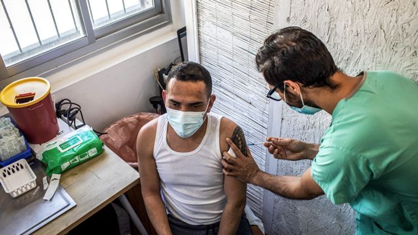Ein Mann erhält seine Dosis des Corona-Impfstoffs im Impfzentrum des Sourasky Medical Centre in Tel Aviv.