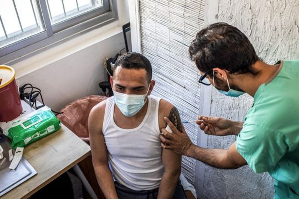 Ein Mann erhält seine Dosis des Corona-Impfstoffs im Impfzentrum des Sourasky Medical Centre in Tel Aviv.