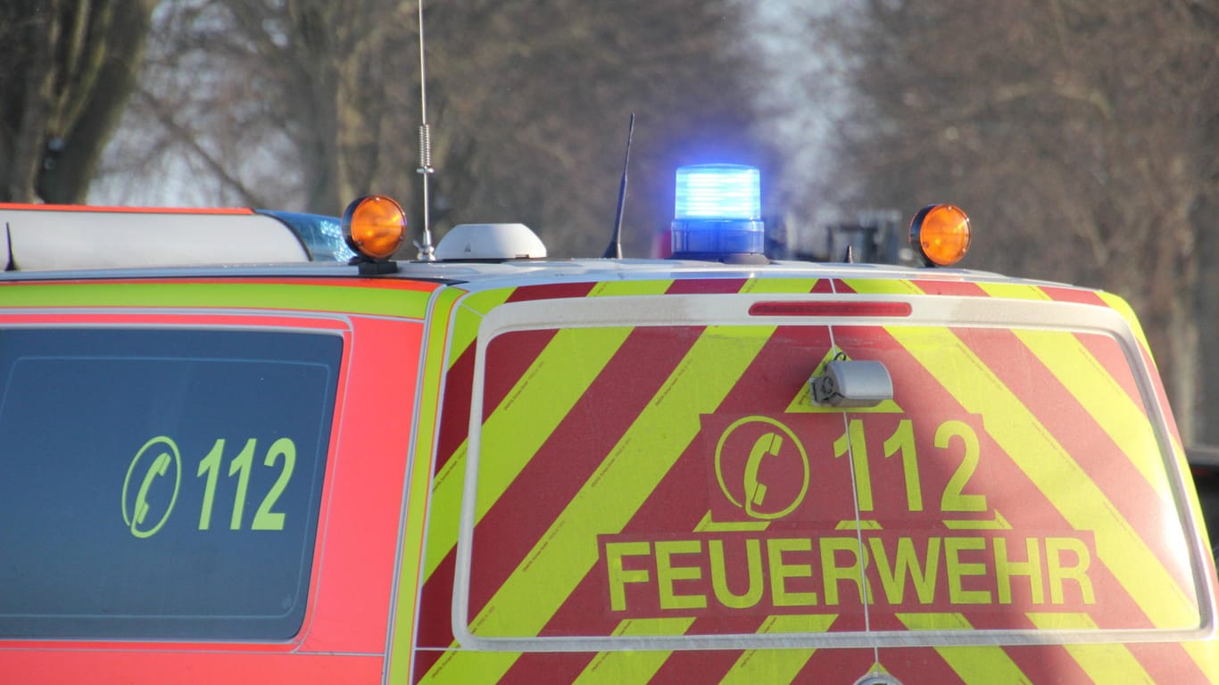 Ein Blaulicht auf einem Notarztwagen der Feuerwehr leuchtet (Symbolbild): In Wuppertal ist es zu einem Unfall mit einem Linienbus gekommen.