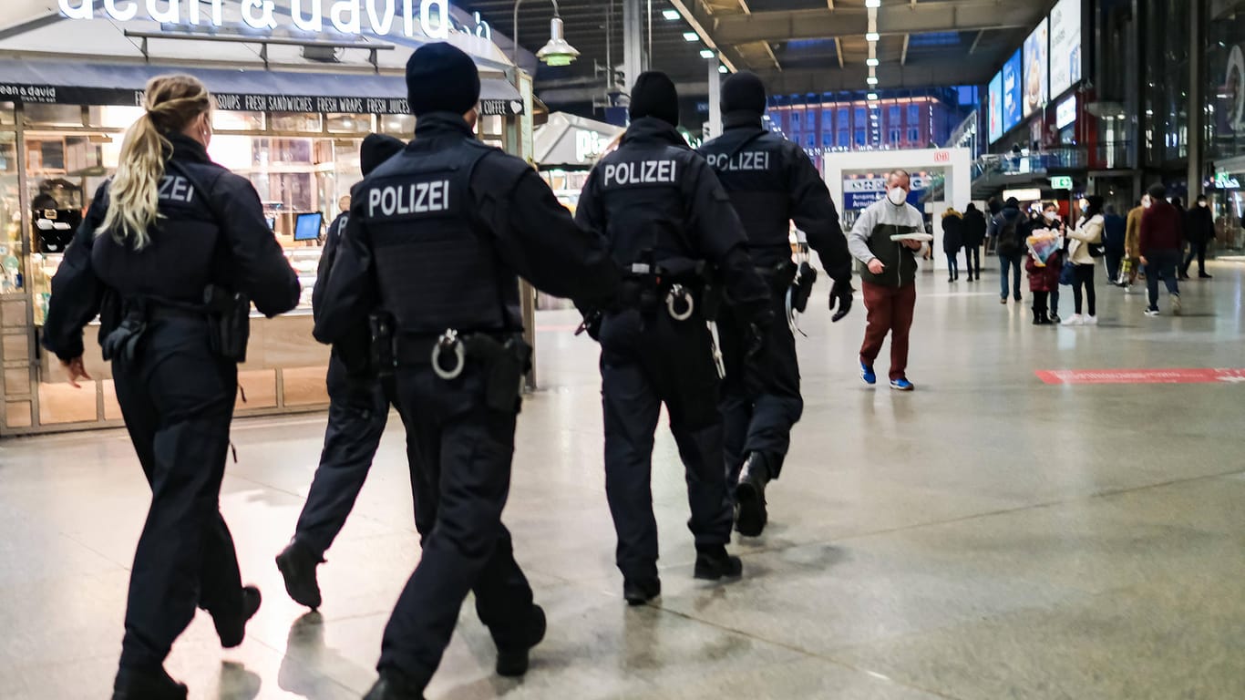 Polizisten im Münchner Hauptbahnhof (Symbolbild): Im Freistaat Bayern dürfen Polizeibeamte nicht an sichtbaren Stellen tätowiert sein.