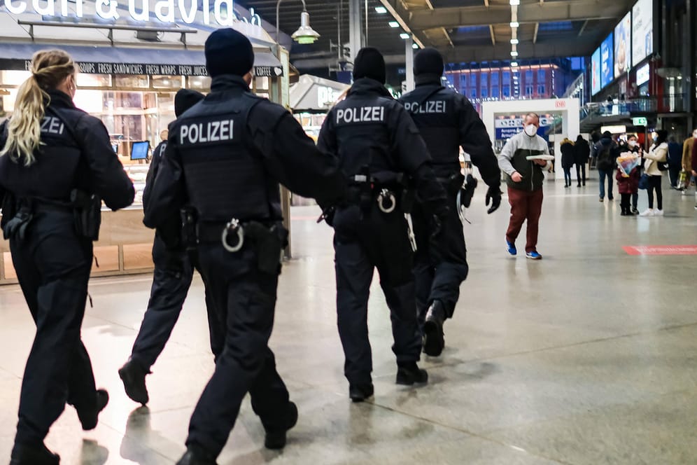 Polizisten im Münchner Hauptbahnhof (Symbolbild): Im Freistaat Bayern dürfen Polizeibeamte nicht an sichtbaren Stellen tätowiert sein.