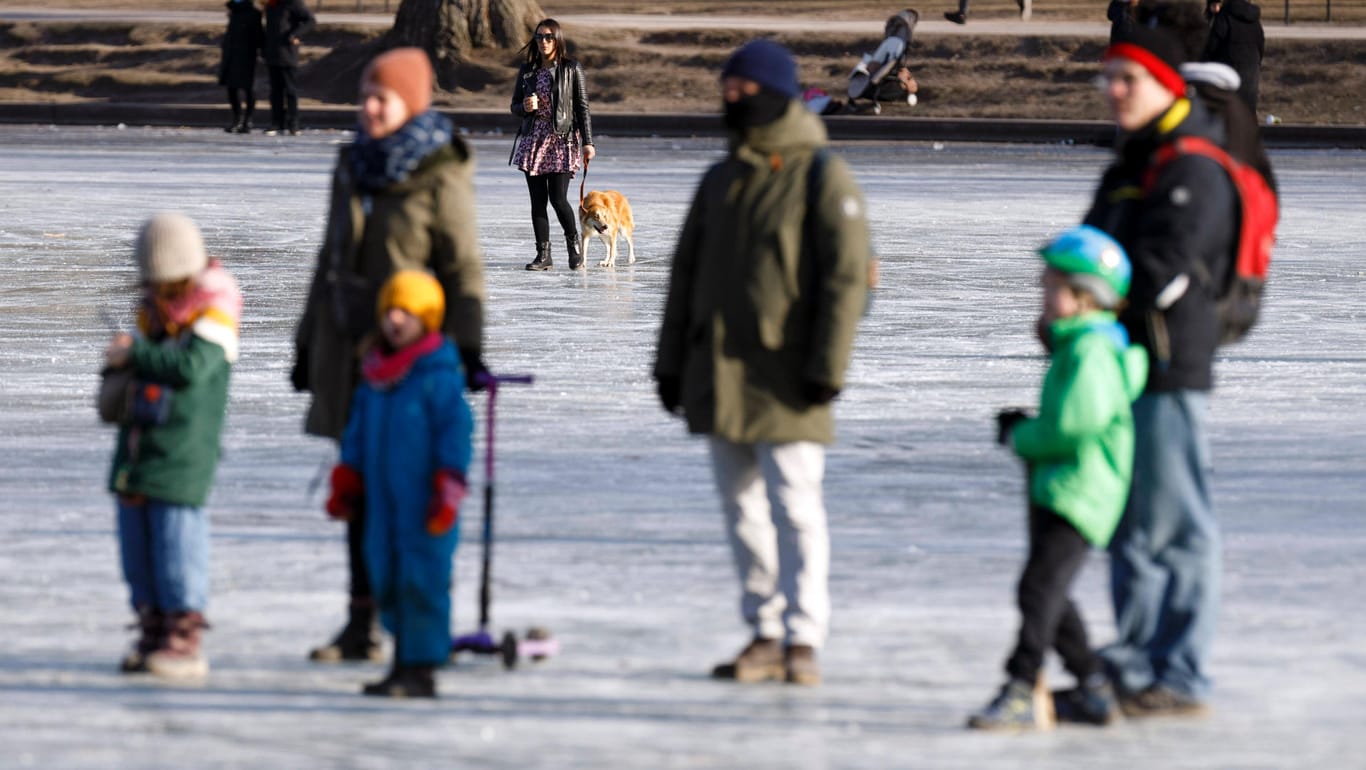 Zahlreiche Spaziergänger tummeln sich bei sonnigem Wetter auf dem Eis: Dabei wird vor dem Betreten von zugefrorenen Gewässern eindringlich gewarnt.