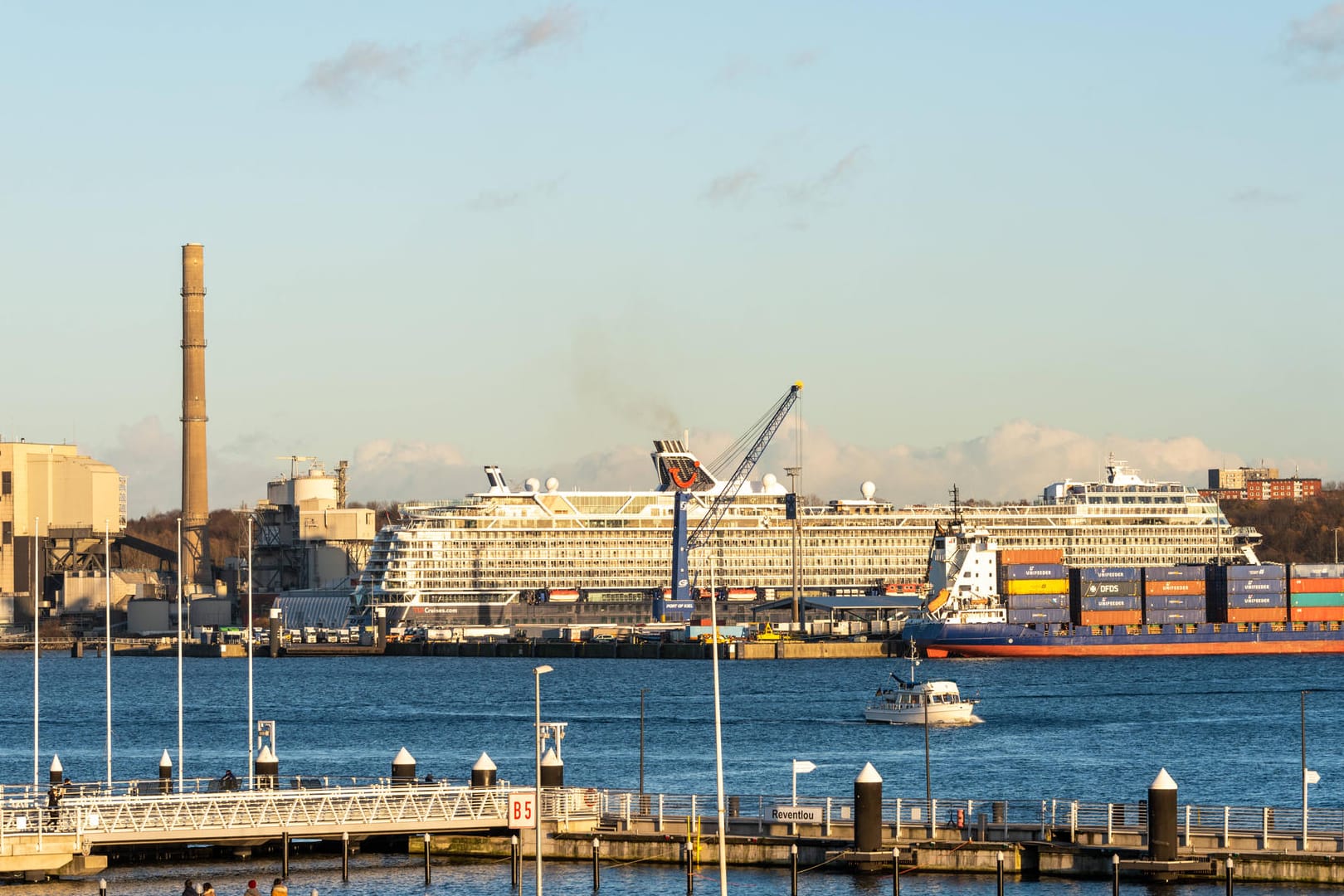 Blick auf den Ostuferhafen in Kiel (Archivbild): Gegen drei Männer aus Litauen lagen Haftbfehle vor.