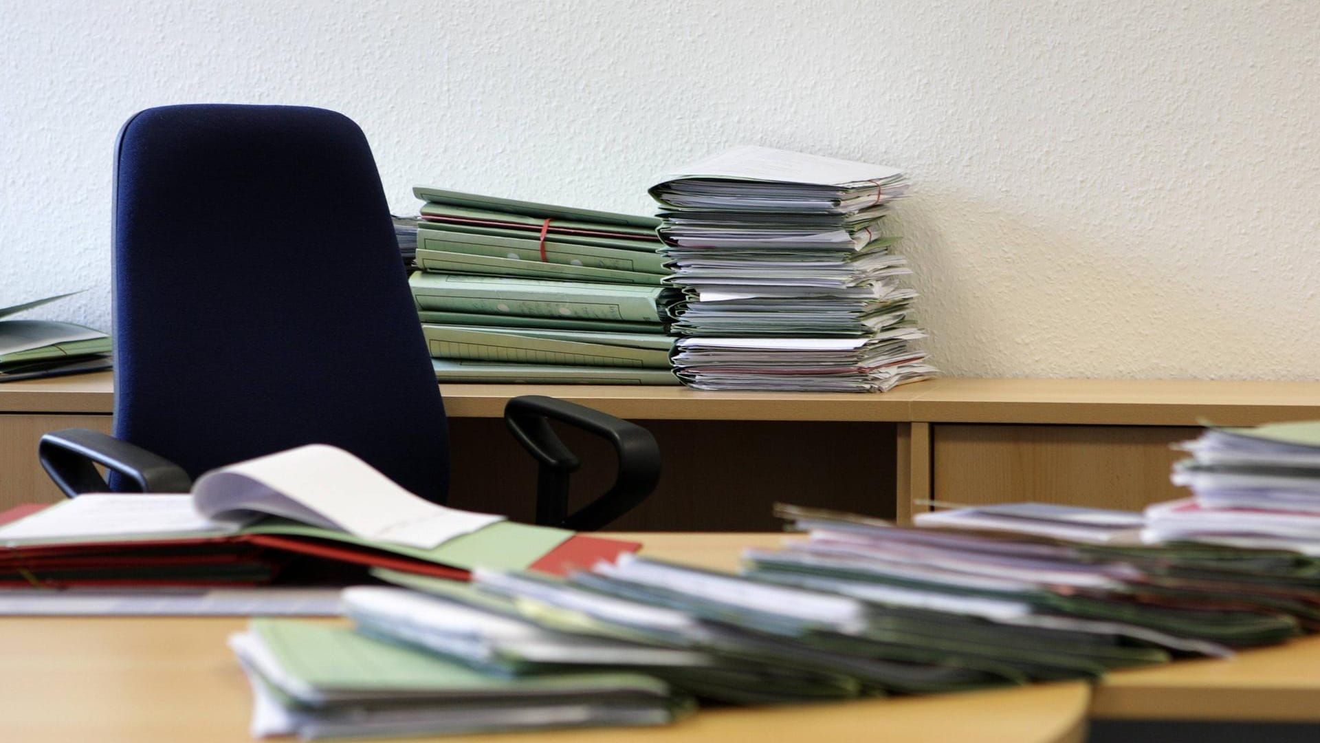 Akten stapeln sich auf einem Schreibtisch (Symbolbild): Die Berliner Gesundheitsämter können während der Pandemie ihren eigentlichen Aufgaben nicht nachkommen. Akten stapeln sich auf einem Schreibtisch (Symbolbild): Die Berliner Gesundheitsämter können während der Pandemie ihren eigentlichen Aufgaben nicht nachkommen.