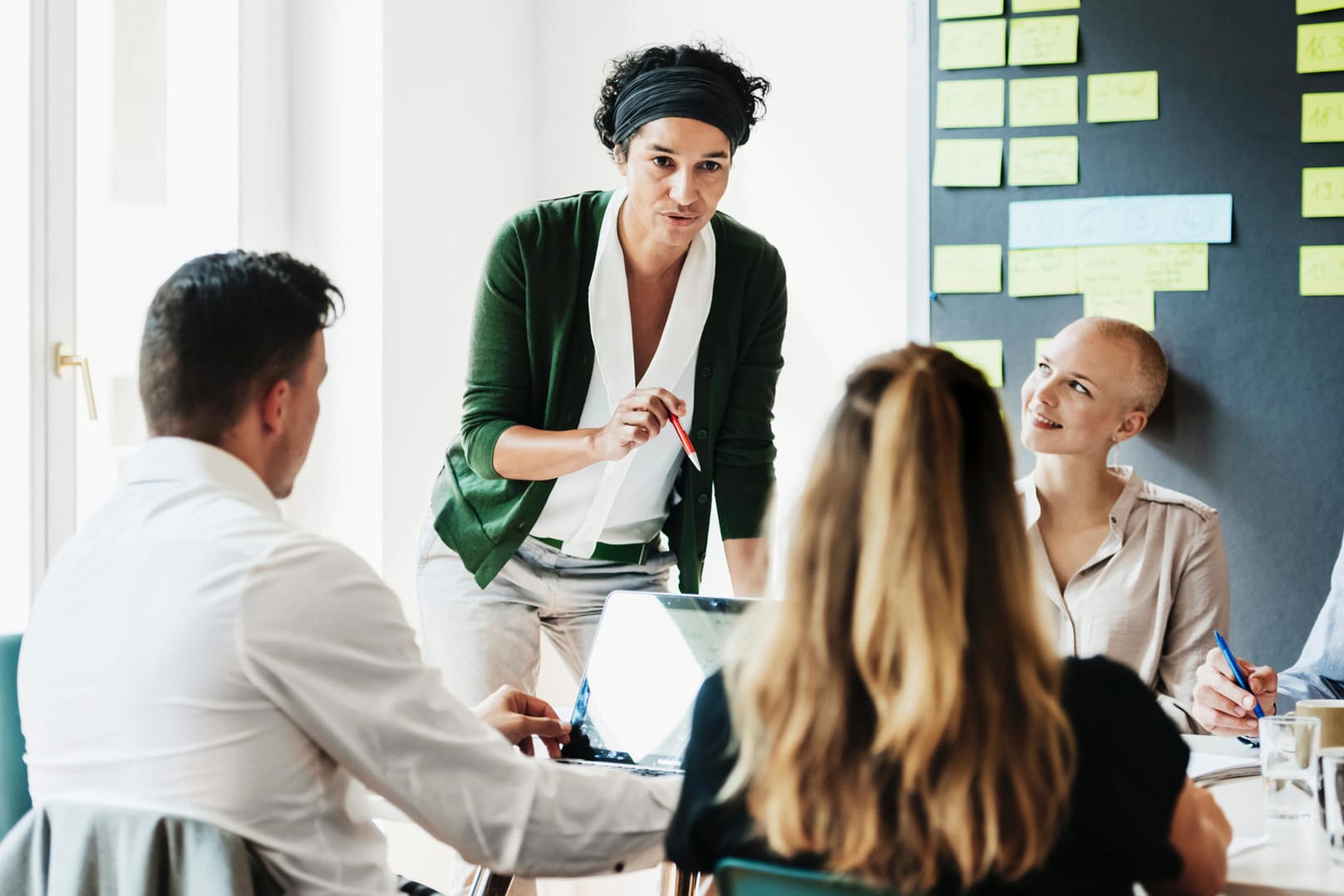 Eine Managerin spricht mit ihrem Team (Symbolbild): Frauen sind in Führungspositionen unterrepräsentiert. Eine Managerin spricht mit ihrem Team (Symbolbild): Frauen sind in Führungspositionen unterrepräsentiert.