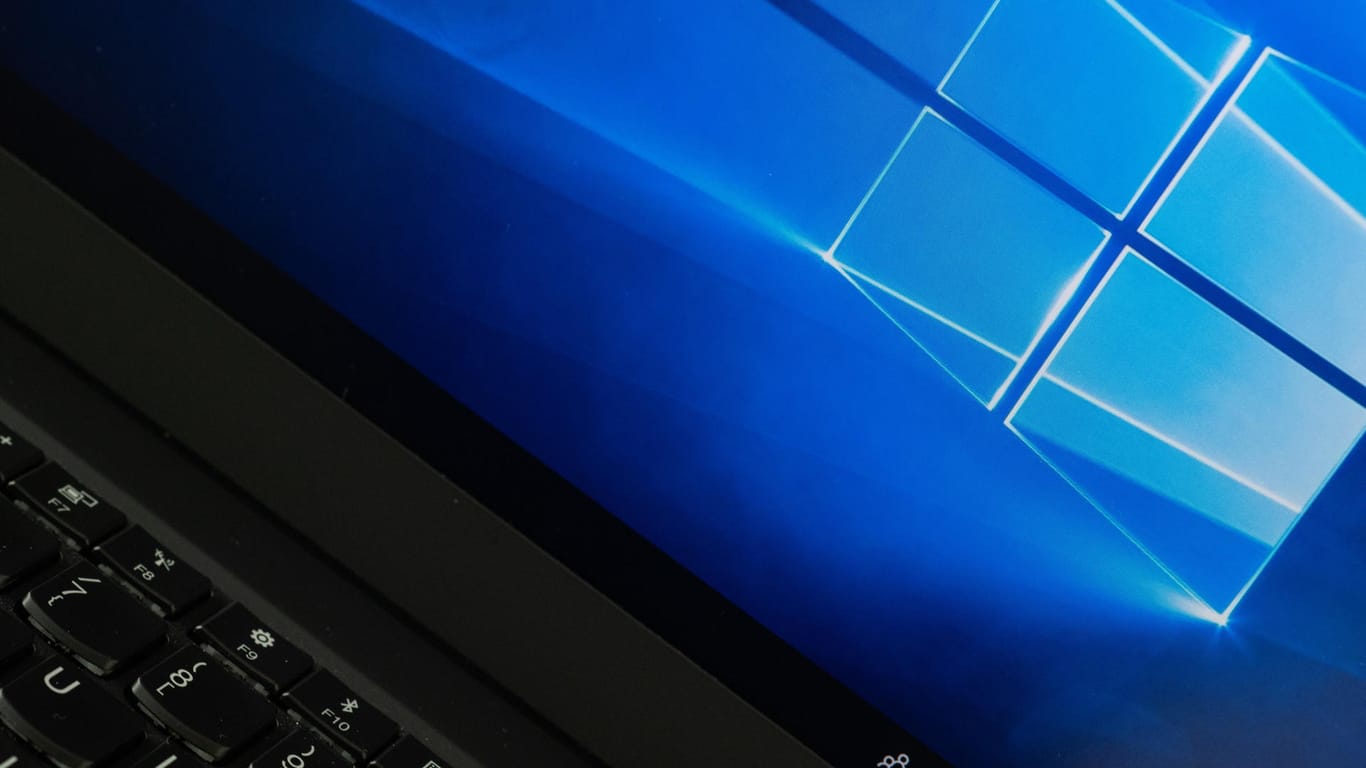 Ein Rechner mit Windows 10 (Symbolbild): Mit einem einfachen Tool lassen sich sensible Daten einfach vor den Augen Unbefugter verstecken.