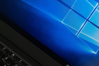 Ein Rechner mit Windows 10 (Symbolbild): Mit einem einfachen Tool lassen sich sensible Daten einfach vor den Augen Unbefugter verstecken.