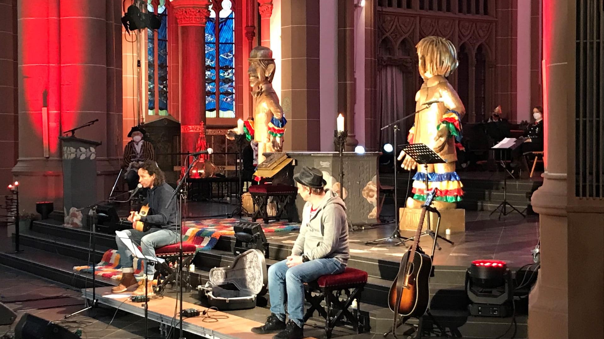 Bandsänger Stephan Brings und der Kölner Solo-Sänger und Komponist Stefan Knittler bringen die Kirchenbesucher in Stimmung.