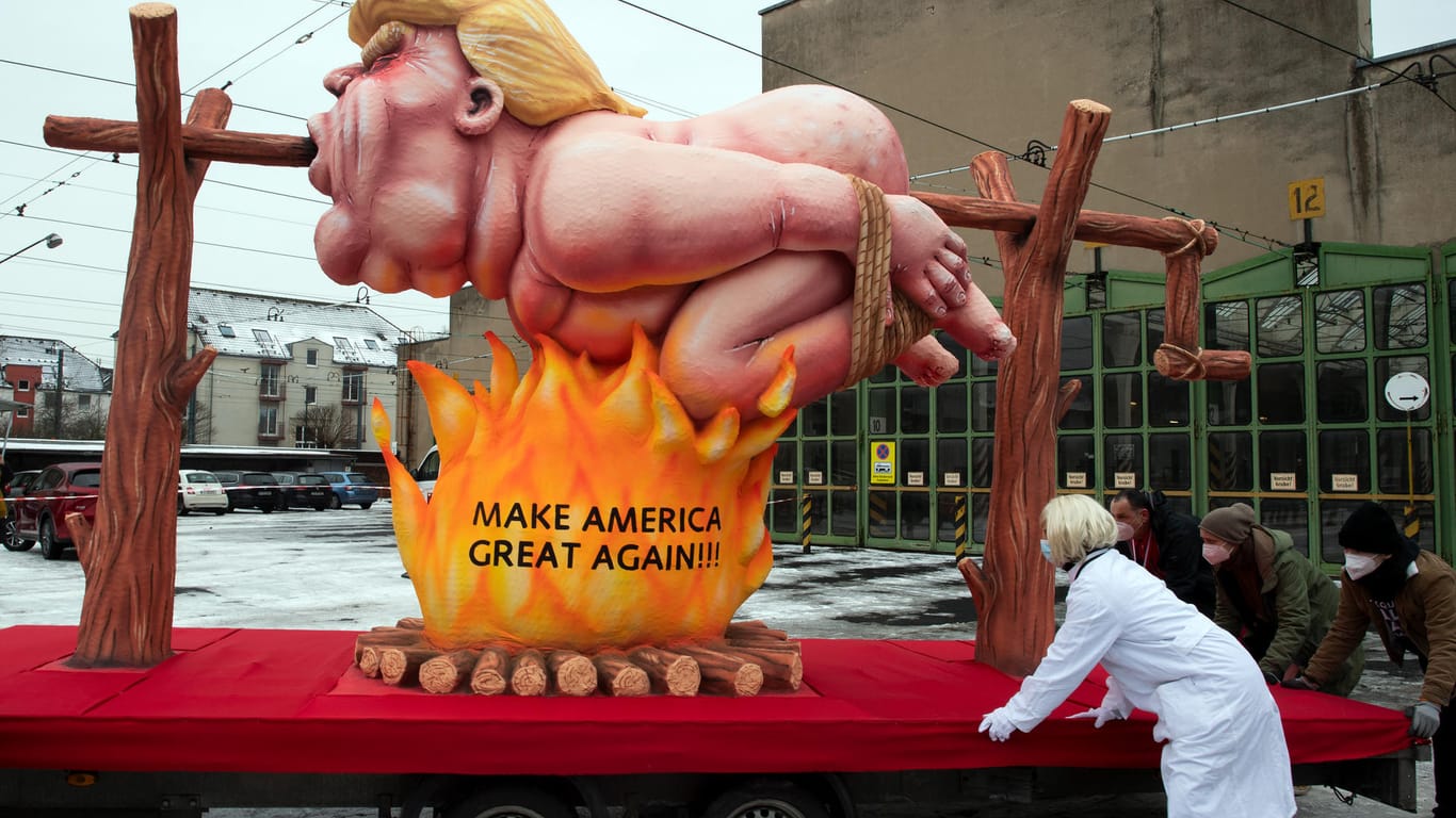 Ein Mottowagen mit einer Figur, die den abgewählten US-Präsidenten Donald Trump darstellen soll, der über einem Feuer grillt: Die Route der Wagen blieb streng geheim.