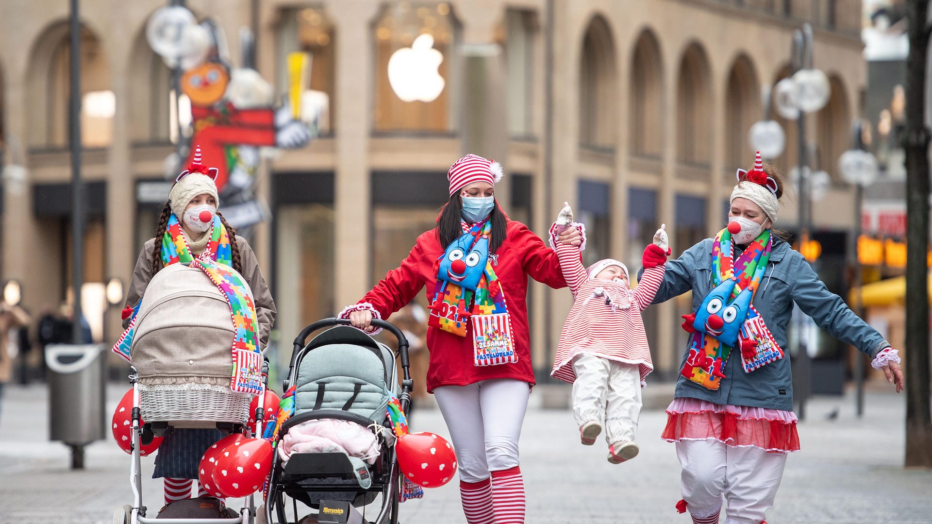 Sarah Willims (links) geht mit anderen verkleideten Frauen auf der Schildergasse: Hier wäre normalerweise der Rosenmontagszug verlaufen.