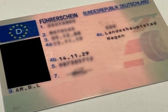 Einen äußerst plump gefälschten Führerschein stellt die Polizei in Hagen sicher: Das vermeintliche Dokument trägt den Aufdruck «Landeshauptstad Hagen» (Stadt ohne t am Ende) und als Ausstellungsdatum das Jahr 2029.
