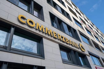 Eine Commerzbank-Filiale in Frankfurt (Symbolbild): Die Tochter Comdirect bot bislang ein Gratis-Girokonto an.