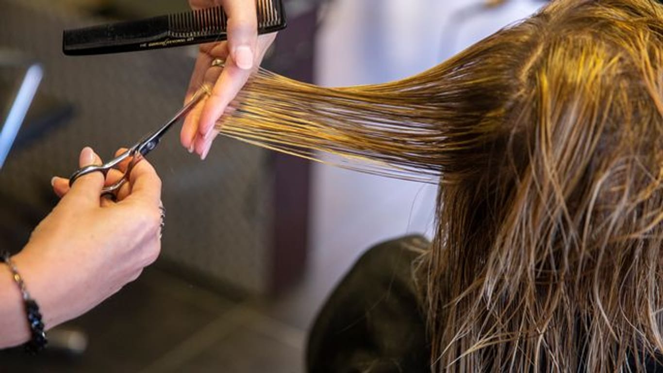 Das Risiko für eine Ansteckung mit dem Coronavirus ist laut einer neuen Untersuchung beim Friseur vergleichsweise gering.