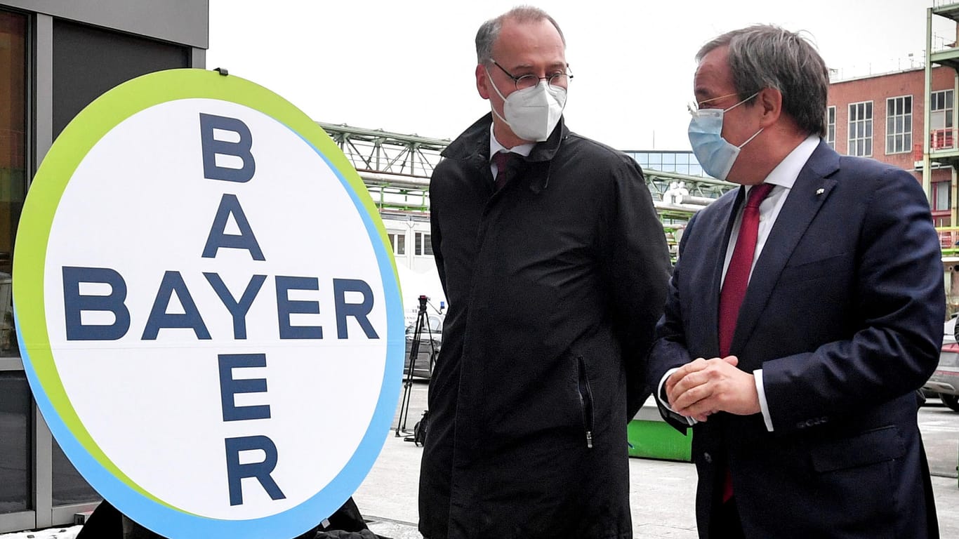 NRW-Ministerpräsident Armin Laschet (CDU) mit Bayer-CEO Werner Baumann im Wuppertaler Bayer-Werk: Dort könnten schon im Dezember erste Impfstoff-Dosen geliefert werden.