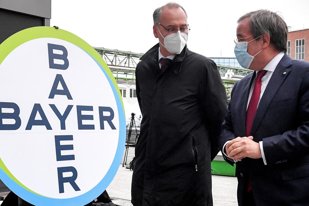 NRW-Ministerpräsident Armin Laschet (CDU) mit Bayer-CEO Werner Baumann im Wuppertaler Bayer-Werk: Dort könnten schon im Dezember erste Impfstoff-Dosen geliefert werden.