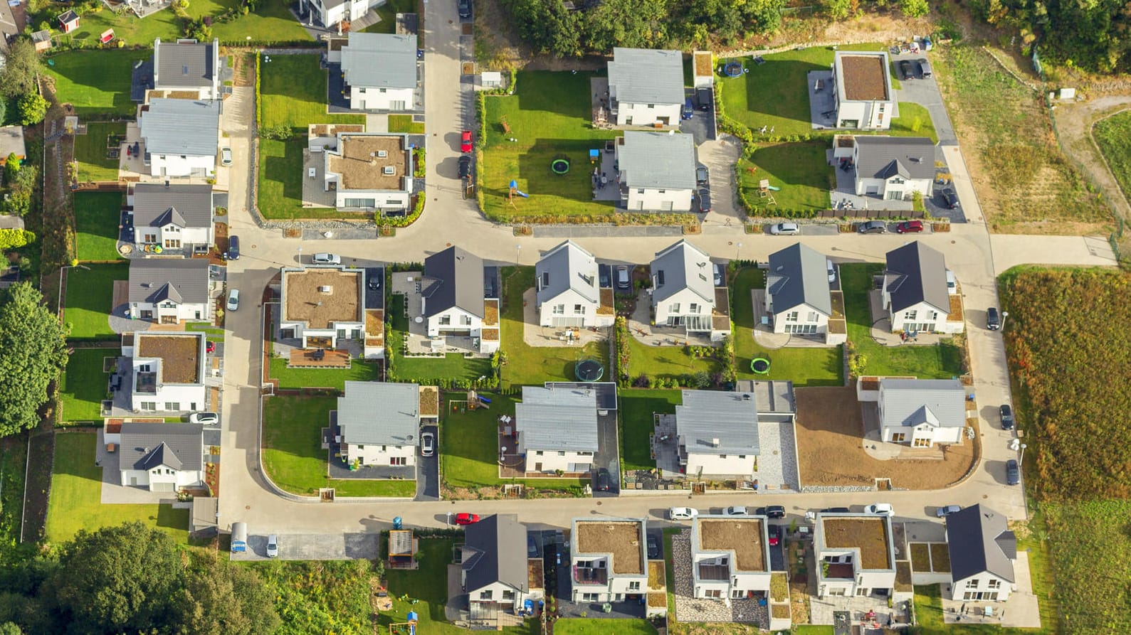 Eine neugebaute Einfamilienhaussiedlung im Ruhrgebiet: Die Grünen sehen den Bau von Einfamilienhäusern aus ökologischen Gründen kritisch: Sie verbrauchten zu viel Fläche, zu viel Energie und trieben die Zersiedlung voran.