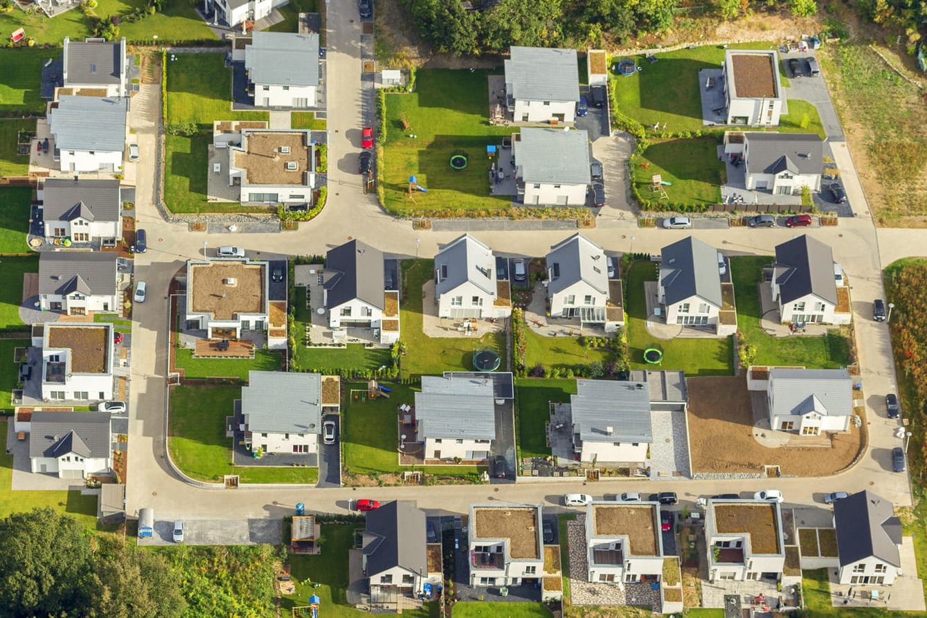 Eine neugebaute Einfamilienhaussiedlung im Ruhrgebiet: Die Grünen sehen den Bau von Einfamilienhäusern aus ökologischen Gründen kritisch: Sie verbrauchten zu viel Fläche, zu viel Energie und trieben die Zersiedlung voran.