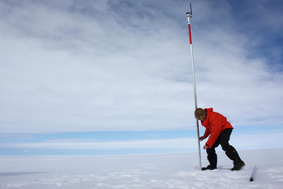 Forscher in der Antarktis (Archivbild): Unter Hunderte Meter dickem Eis wurden lebende Organismen entdeckt.