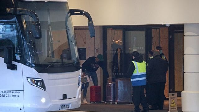 Ein Reisebus bringt Passagiere zum Radisson Blu Edwardian Hotel nahe des Flughafens Heathrow. Ein Reisebus bringt Passagiere zum Radisson Blu Edwardian Hotel nahe des Flughafens Heathrow.
