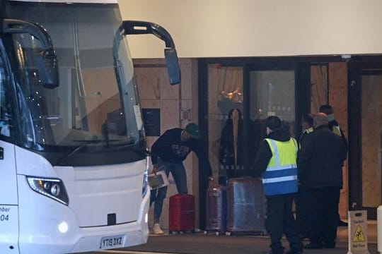 Ein Reisebus bringt Passagiere zum Radisson Blu Edwardian Hotel nahe des Flughafens Heathrow.