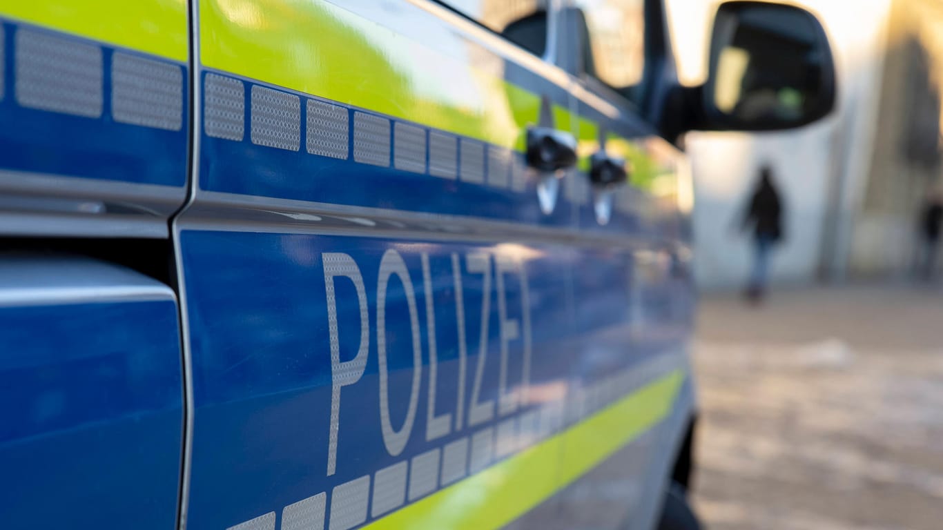 Ein Einsatzfahrzeug der Polizei (Symbolbild): In Frankfurt ist eine 100-jährige Frau getötet worden.