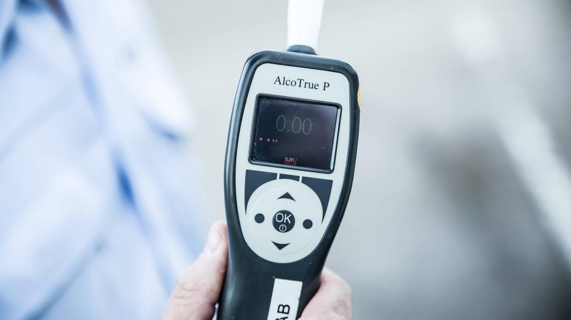 Promilletester im Einsatz: Die Autofahrerin im Kreis Dithmarschen hatte einen Alkoholpegel von 1,41 Promille. (Symbolbild) Promilletester im Einsatz: Die Autofahrerin im Kreis Dithmarschen hatte einen Alkoholpegel von 1,41 Promille. (Symbolbild)