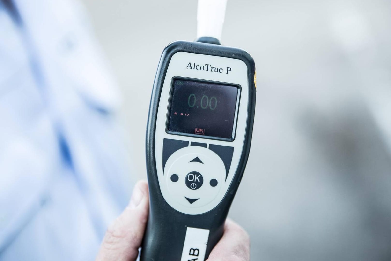 Promilletester im Einsatz: Die Autofahrerin im Kreis Dithmarschen hatte einen Alkoholpegel von 1,41 Promille. (Symbolbild)