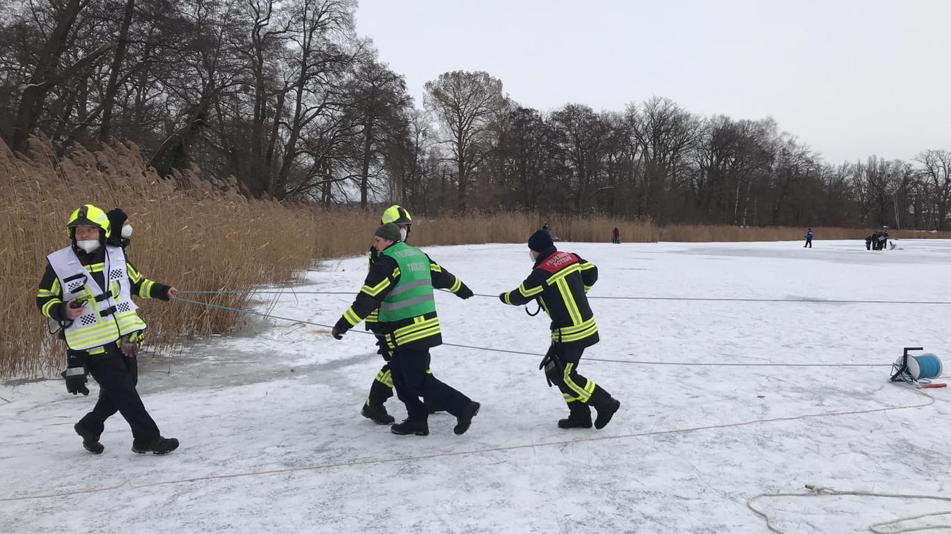 Die Einsatzkräfte auf dem Eis: Eine Person ist in den Heiligensee eingebrochen.