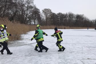 Die Einsatzkräfte auf dem Eis: Eine Person ist in den Heiligensee eingebrochen.