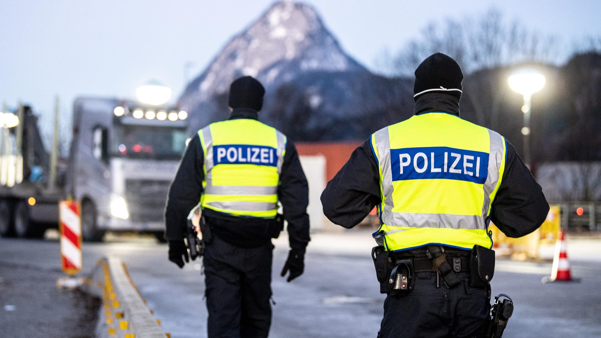 Zwei Bundespolizisten am Grenzübergang Kiefersfelden: Die verschärften Einreiseregeln gelten für zunächst zehn Tage. Zwei Bundespolizisten am Grenzübergang Kiefersfelden: Die verschärften Einreiseregeln gelten für zunächst zehn Tage.