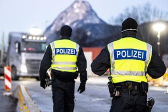 Zwei Bundespolizisten am Grenzübergang Kiefersfelden: Die verschärften Einreiseregeln gelten für zunächst zehn Tage.