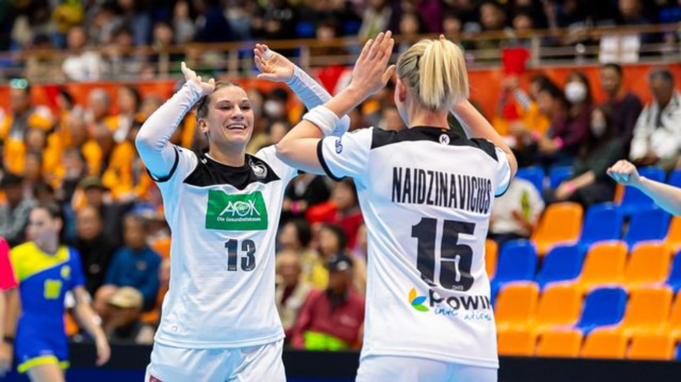 Werden künftig nicht mehr für Deutschlands Handball-Frauen spielen Julia Behnke (l) und Kim Naidzinavicius.