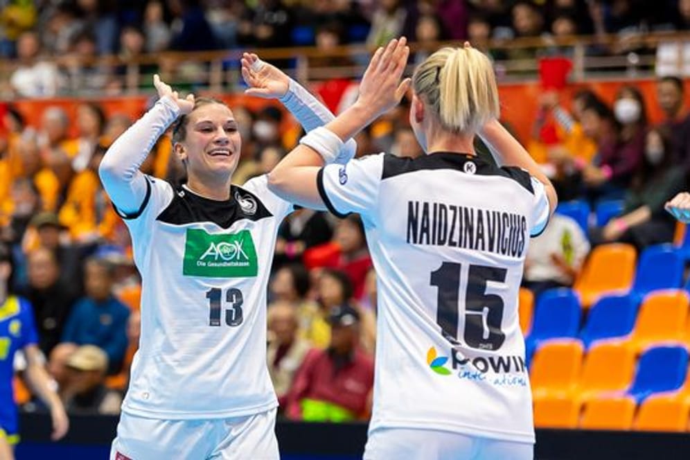 Werden künftig nicht mehr für Deutschlands Handball-Frauen spielen Julia Behnke (l) und Kim Naidzinavicius.