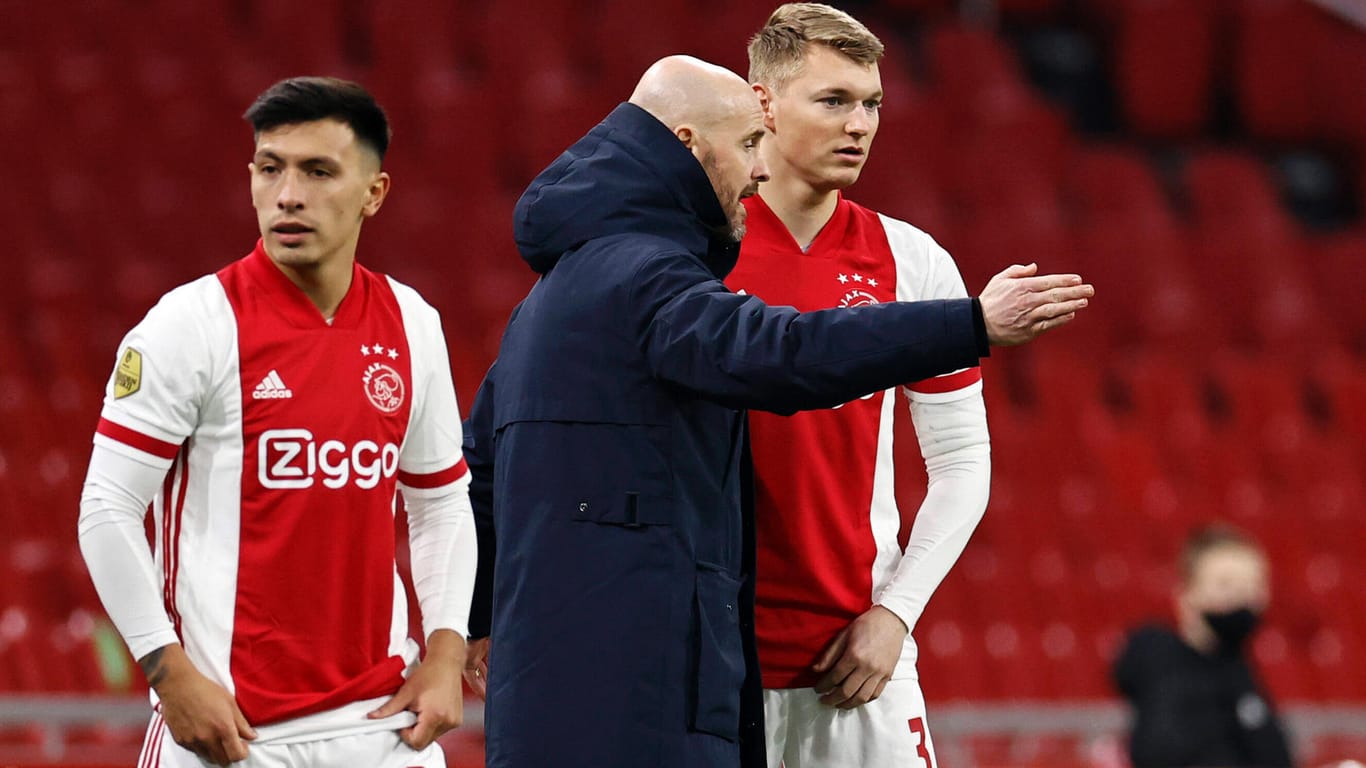 Ten Hag (M.) mit seinen Ajax-Spielern Lisandro Martinez (l.) und Perr Schuurs: Die Niederländer sind unter dem Trainer wieder zum Namen in Europa geworden.