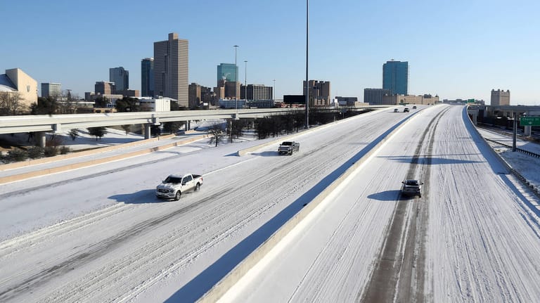 Die verschneite Interstate 30 in Fort Worth, Texas: In dem US-Bundesstaat waren am Sonntag zwei Millionen Haushalte zeitweise ohne Strom.