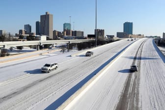 Die verschneite Interstate 30 in Fort Worth, Texas: In dem US-Bundesstaat waren am Sonntag zwei Millionen Haushalte zeitweise ohne Strom.