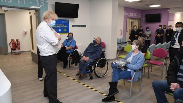 Der britische Premier Boris Johnson (l) bei einem Besuch eines Corona-Impfzentrums in London. Der britische Premier Boris Johnson (l) bei einem Besuch eines Corona-Impfzentrums in London.