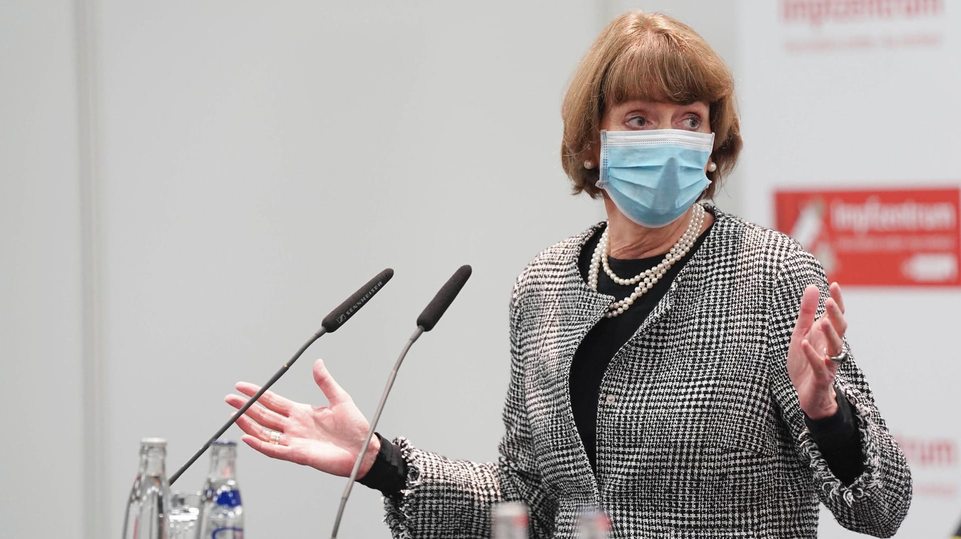 Henriette Reker bei der Pressekonferenz zur Eröffnung des neuen Impfzentrums der Stadt Köln (Archivbild): Die Oberbürgermeisterin Kölns hat sich vorsorglich in Isolation begeben.