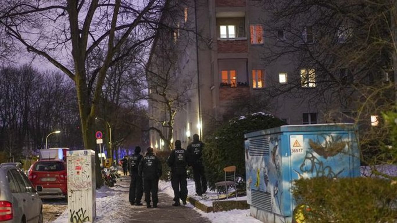 Polizisten in der Steegerstraße in Gesundbrunnen: Dort wurde ein Mann in einer Wohnung festgenommen.