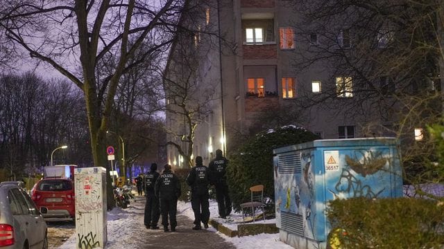 Polizisten in der Steegerstraße in Gesundbrunnen: Dort wurde ein Mann in einer Wohnung festgenommen.