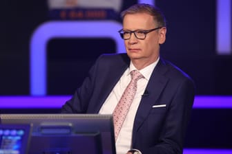 Günther Jauch: Der "Wer wird Millionär?"-Moderator hilft einer Kandidatin und bekommt dafür Ärger.