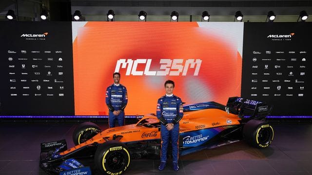 Die McLAren-Piloten Daniel Ricciardo (l) und Lando Norris präsentieren ihr Auto für die Saison 2021.