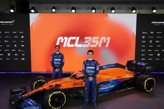 Die McLAren-Piloten Daniel Ricciardo (l) und Lando Norris präsentieren ihr Auto für die Saison 2021.