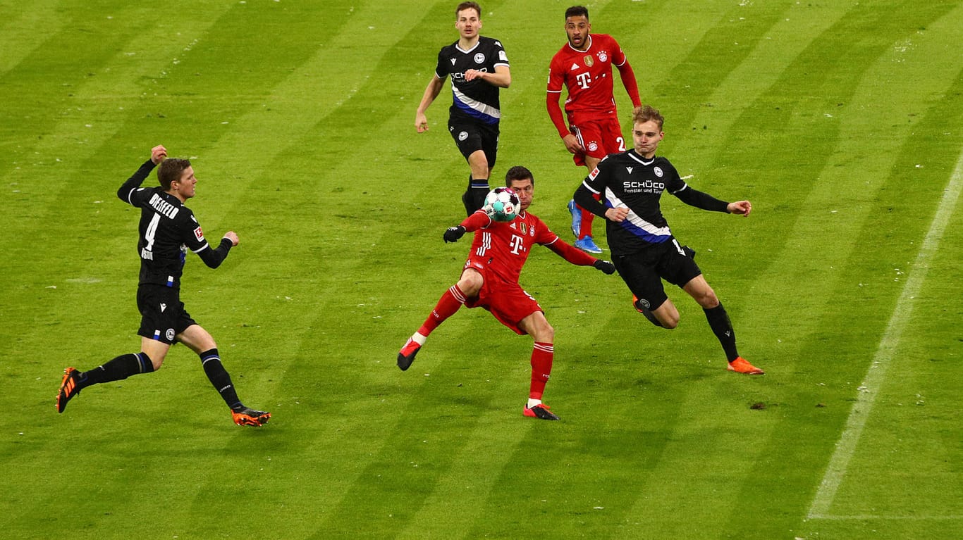 Bayerns Lewandowski (M.) trifft gegen Arminia Bielefeld.