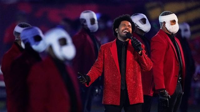 Der kanadische Sänger The Weeknd als Unterhalter beim Super Bowl 2021. Der kanadische Sänger The Weeknd als Unterhalter beim Super Bowl 2021.