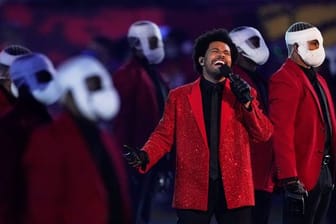 Der kanadische Sänger The Weeknd als Unterhalter beim Super Bowl 2021.