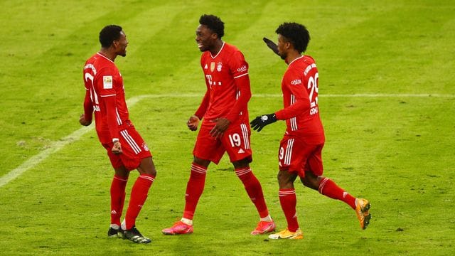 Alphonso Davies (M) bejubelt sein Tor zum 3:3 mit David Alaba (l) und Kingsley Coman. Alphonso Davies (M) bejubelt sein Tor zum 3:3 mit David Alaba (l) und Kingsley Coman.