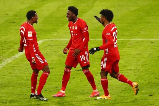 Alphonso Davies (M) bejubelt sein Tor zum 3:3 mit David Alaba (l) und Kingsley Coman.