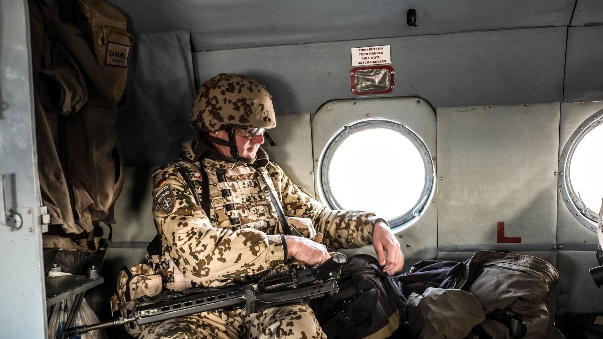 Bundeswehrsoldat auf einem Inlandflug in Afghanistan (Archivbild).