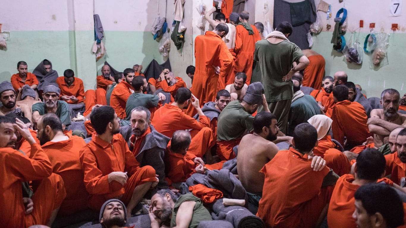 In einem Gefängnis in al-Hassaka sind 5.000 Kämpfer des “Islamischen Staates“ eingepfercht – hier allein 100 Männer in einer 30-Quadratmeter-Zelle.